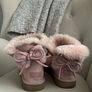 UGG BOOTS WITH BOWS PINK SIZE 7 WOMENS